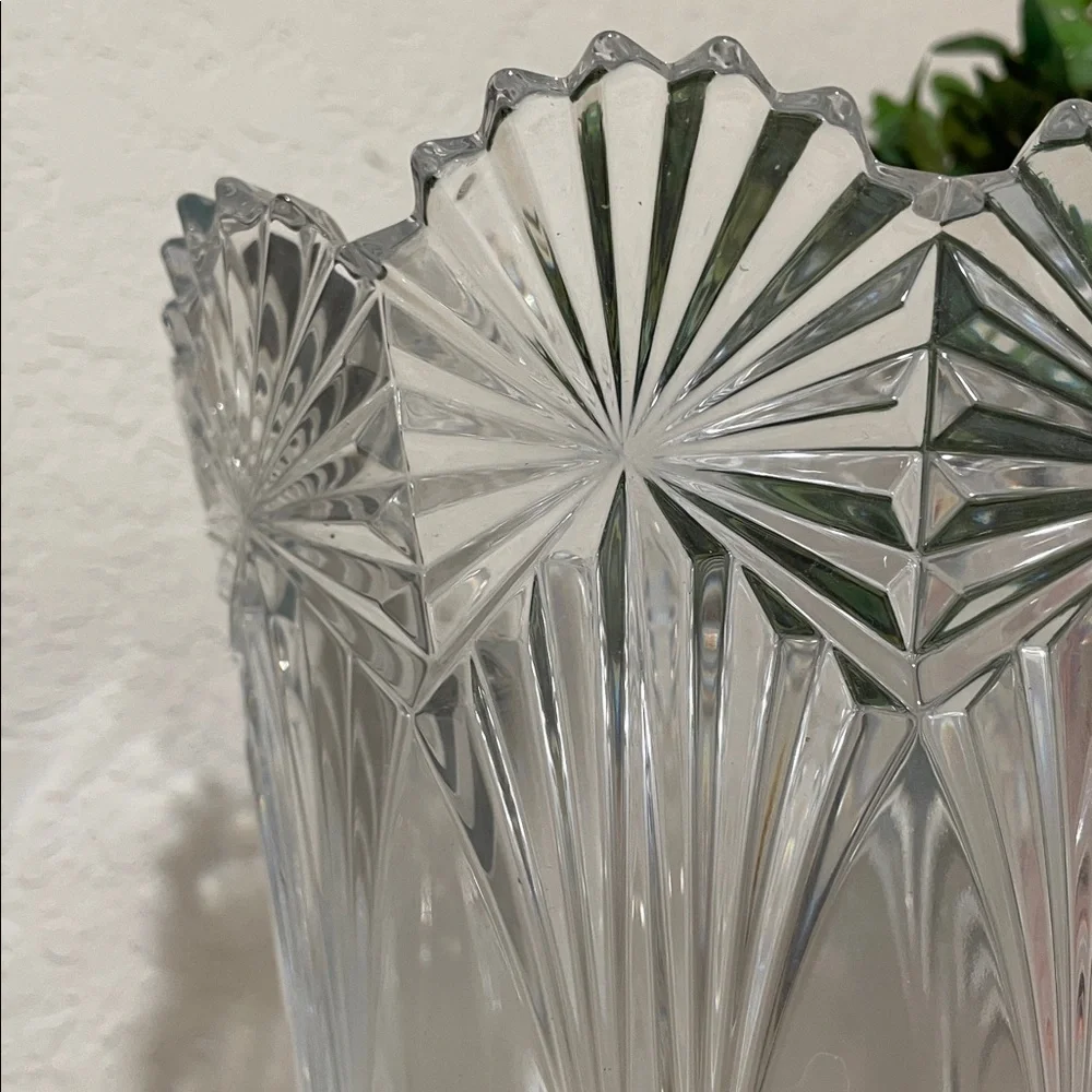 VTG 90’s MIKASA “DUCHESS“ Flair 14”Vase Lead Crystal shark teeth edges Like New